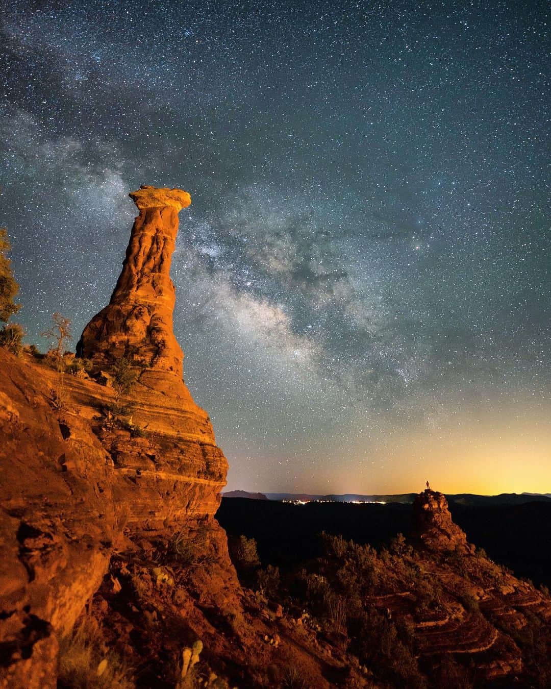 クリス・バーカードのインスタグラム：「The Milky Way Season is upon us. Lately I have been trying to embrace a higher ISO for a perfect exposure despite the obvious noise that comes with it. It always seems to come out much cleaner than trying to brighten up the image afterwards & shoot a lower ISO. When attempting to make an image like this all “in camera” it takes a lot of back and forth dialing in Fstop & long exposure time for what feels like a perfect balance.  This was shot with Sony R4 / 20mm f1.8 / 4000 ISO / 15s. Single image.」