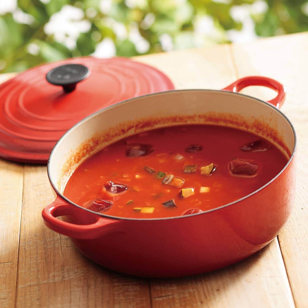 Le Creuset Japon　ル・クルーゼ ジャポンさんのインスタグラム写真 - (Le Creuset Japon　ル・クルーゼ ジャポンInstagram)「【ル・クルーゼ公式レシピ】﻿ 具だくさん冷製トマトスープ﻿ ﻿ 野菜たっぷりの冷たいトマトスープ。ビネガーでさっぱりとした味わいに。パーティーなどの食前スープにぴったりです。﻿ ﻿ 材料［４〜５人分／ココット・ジャポネーズ 24m使用］﻿ ﻿ なす　１本﻿ 玉ねぎ　１/２個﻿ ズッキーニ　１/２本﻿ 黄パプリカ　１/２個﻿ オリーブオイル　大さじ２﻿ ﻿ （Ａ）﻿ ﻿ ・トマトジュース（無塩） ９００ml（常温）﻿ ・ニンニク １片﻿ ・ シェリービネガー 大さじ１﻿ 塩　少々﻿ 粗挽きこしょう　少々﻿ 氷　４〜５個﻿ ﻿ 作り方﻿ ﻿ 1. 野菜は１cm角に切る。ニンニクはすりおろす。﻿ ﻿ 2. 鍋にオリーブオイルを熱し、１のニンニク以外の野菜を中火で炒める。﻿ ﻿ 3. 野菜に火が入ったら鍋を熱源からおろし、（Ａ）を加える。粗熱がとれたら冷蔵庫で１時間ほど冷やす。﻿ ﻿ 4. 食べる直前に氷を加えてひと混ぜし、塩と粗挽きこしょうで味をととのえ、お好みでオリーブオイル（分量外）をかける。﻿ ﻿ ※シェリービネガーの代わりに、赤ワインビネガーやリンゴ酢でも代用できます。﻿ ﻿ ﻿ #ルクルーゼ #lecreuset #ルクルーゼのある食卓 #くっきんぐらむ #クッキングラム #cookingram #おうちごはん #手料理 #手料理グラム #食卓 #食卓グラム #おしゃれ #テーブルウェア #フーディーテーブル #鍋 #テーブルコーディネート #キッチンウェア #テーブルコーデ #おしゃれ食器 #公式レシピ #レシピ #冷製スープ #食前 #トマトスープ #ビネガー #シェリービネガー #ココットジャポネーズ」6月27日 12時56分 - lecreusetjapon