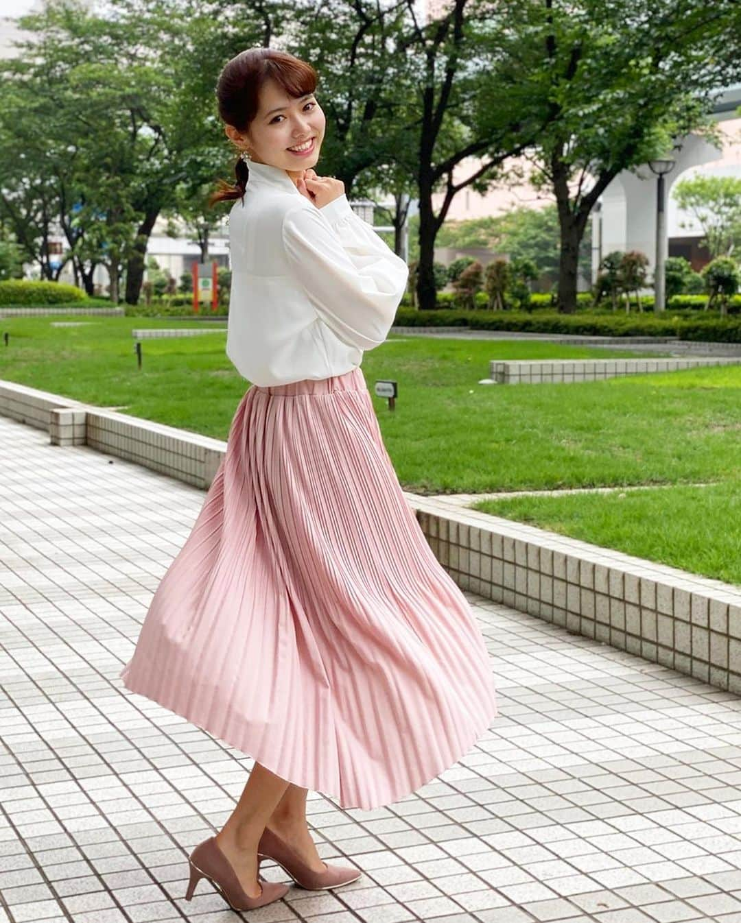 谷尻萌さんのインスタグラム写真 - (谷尻萌Instagram)「おはようさん🧡 6月最後の週末やなっ✌️ お台場は今朝も、湿度が高くて霧が出てたえ！ お車の運転などご注意下さいね！  九州では大雨が続いているえ☔️ 特に今夜からは線状降水帯ができやすく大雨の恐れがあるで☔️ 土砂災害や低い土地の浸水など警戒してな！  ほんで広く真夏日で蒸し暑いえ！！ そっちは気温どうですか？？🤗 熱中症に注意してや！^ ^  ほな素敵な週末になったらええなあ💓 ジャンケン勝たはりました？ それと、、、私のおすすめのかき氷は何でしょう？🍧 #めざましテレビ　#金曜日 #お天気キャスター　#セントフォース #谷尻萌　#nofilter #ponytail #fashion #summer #happy #weather #girl」6月27日 13時07分 - tanijiri_moe