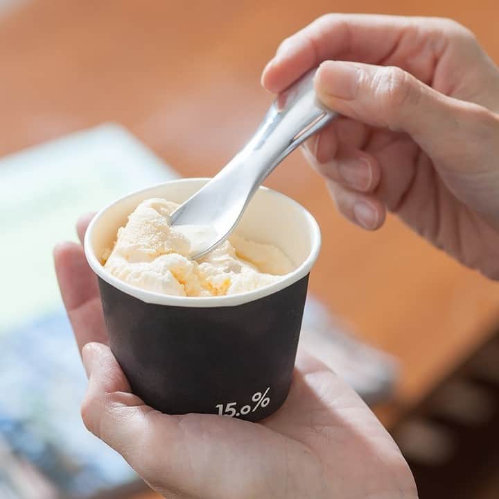 フリーデザインさんのインスタグラム写真 - (フリーデザインInstagram)「. 蒸し暑い季節、「今すぐアイスクリームが食べたいのに、固くてなかなかすくえない！」そんなじれったい気持ちを解消してくれるアイテムのご紹介です。 . スプーンを持つ手の体温が先端まで伝わり、カチカチに凍ったアイスクリームを食べやすく溶かしてくれる「15.0%」の「アイスクリームスプーン」。 厚みのある丸いフォルムは、子どもにも持ちやすいかたち。 アイスクリームのためにだけに考えられた、ちょっぴり贅沢なスプーンは夏のギフトにもぴったりです。 . . ▼詳細はプロフィールのリンクからご覧いただけます。 → @freedesign_jp . 【取扱店舗】 #フリーデザインオンラインショップ #フリーデザイン吉祥寺店 . #15パーセント #アイスクリームスプーン #アイスクリーム #スプーン #寺田尚樹 #北欧雑貨 #暮らし #暮らしを楽しむ #暮らしの道具 #zakka #雑貨屋 #madeinjapan #シンプル #シンプルな暮らし #生活雑貨 #freedesign #フリーデザイン #kichijyoji #吉祥寺 #lifestylestre #lifestyleshop #ライフスタイルショップ」6月27日 13時00分 - freedesign_jp