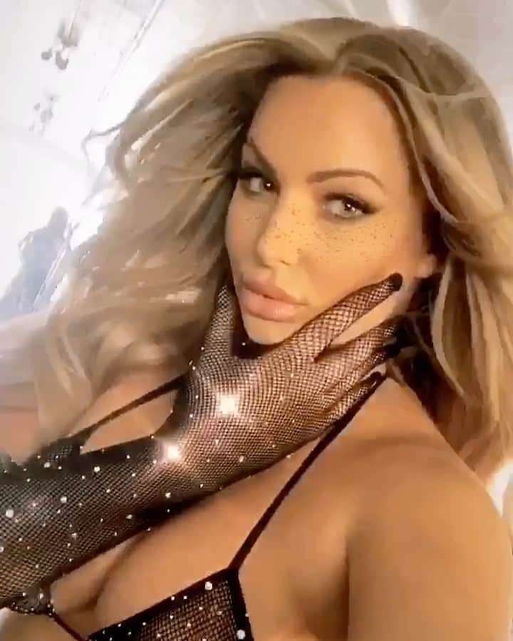ロリン・ヨークのインスタグラム：「SOME GIRLS LIKE TO SPARKLE JUST A LIL BIT EXTRA」