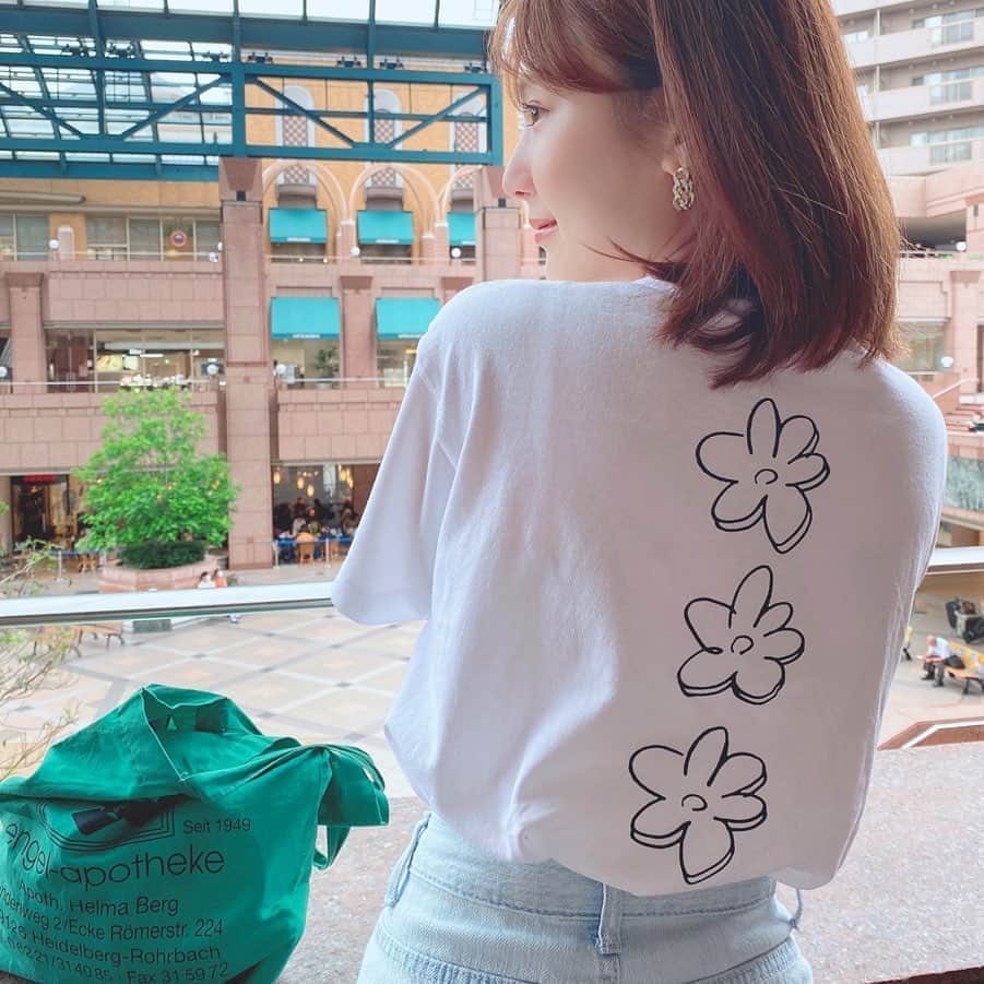 ひよんのインスタグラム：「🌼👖 ㅤㅤㅤㅤㅤㅤㅤㅤㅤㅤㅤㅤㅤ インスタライブでも報告させて頂いたけど、 クアンク初のオリジナルTシャツが 完成しました😍💓✨ オーバーサイズのTシャツで、 9unqのロゴにもあるデイジーを 背中に並べてみたよ☺️！ お花が可愛いけどサイズ感で カジュアルな雰囲気も出してみました💜 裾をインしても、出して着ても可愛いTシャツだよ😊👏 ㅤㅤㅤㅤㅤㅤㅤㅤㅤㅤㅤㅤㅤ こうやってオリジナルTシャツを作れたのは まだクアンクが立ち上がって 2ヶ月くらいしか経っていないけど、 クアンクを好きでいてくれる 9q(クク：9unqのファンネームが決まったよ♡) たちのおかげです🥺💓💓💓 本当にありがとうございます😭❤️ まだまだ始まったばかりで、 足りないところも沢山あると思うけど、 これからもみんなに愛してもらえる ブランドになるように頑張るから、 応援よろしくお願いします🥺💞💞 ㅤㅤㅤㅤㅤㅤㅤㅤㅤㅤㅤㅤㅤ 9q야~사랑해❤️ ㅤㅤㅤㅤㅤㅤㅤㅤㅤㅤㅤㅤㅤ @9unq.official  ㅤㅤㅤㅤㅤㅤㅤㅤㅤㅤㅤㅤㅤ #daily #9unq #9unqstyle #9unqコーデ #꾸안꾸 #クアンク #ひよん」