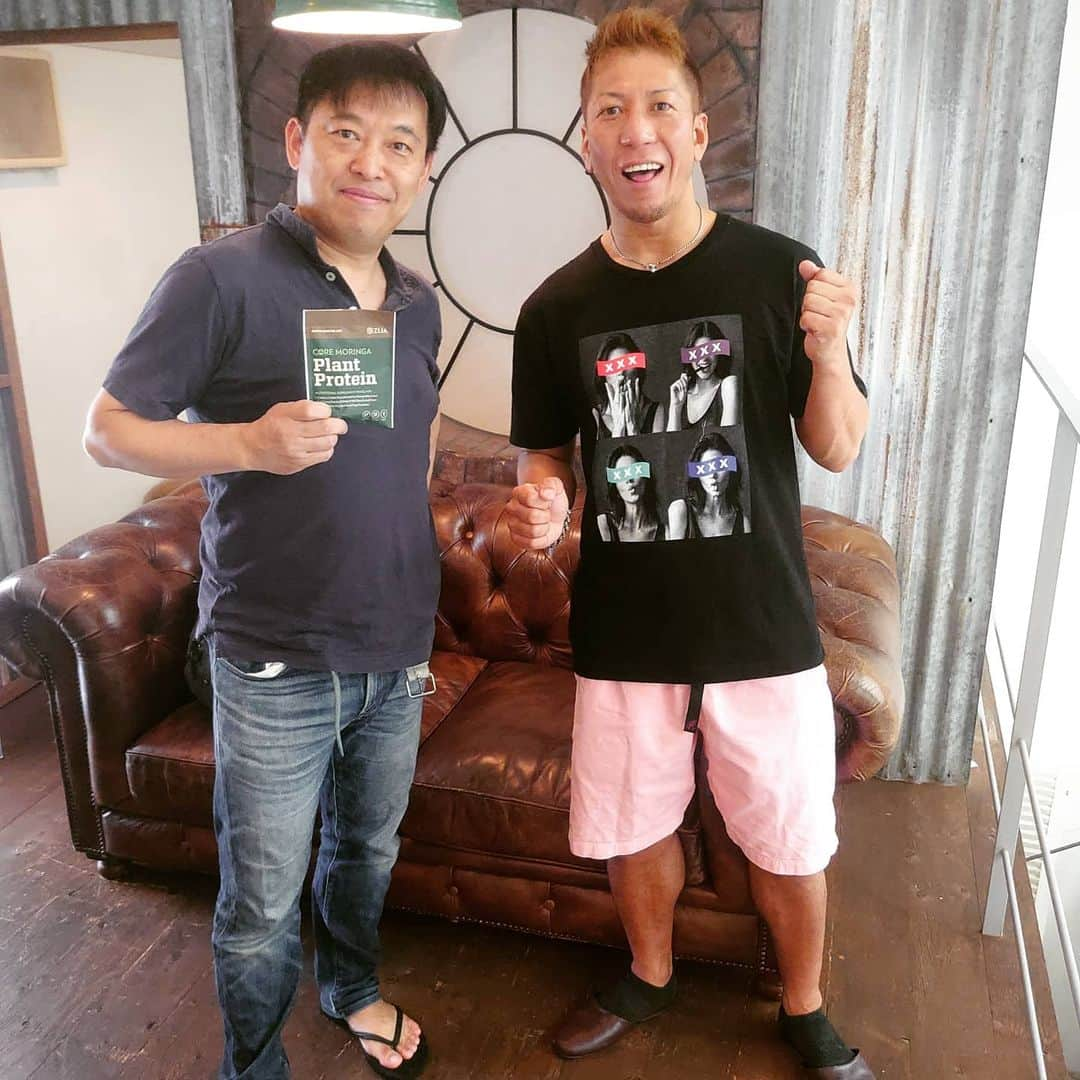 黒田悠斗さんのインスタグラム写真 - (黒田悠斗Instagram)「「生理的にうけつけない」とか酷いこと言っちゃったなと思い謝罪＆仲直り。なんてやってたら、卓さんの頭上に緑色の吸引機器が現れて。この写真の撮影直後に卓さんは跡形も無く消えてしまいました……」6月27日 13時09分 - yuto_kuroda