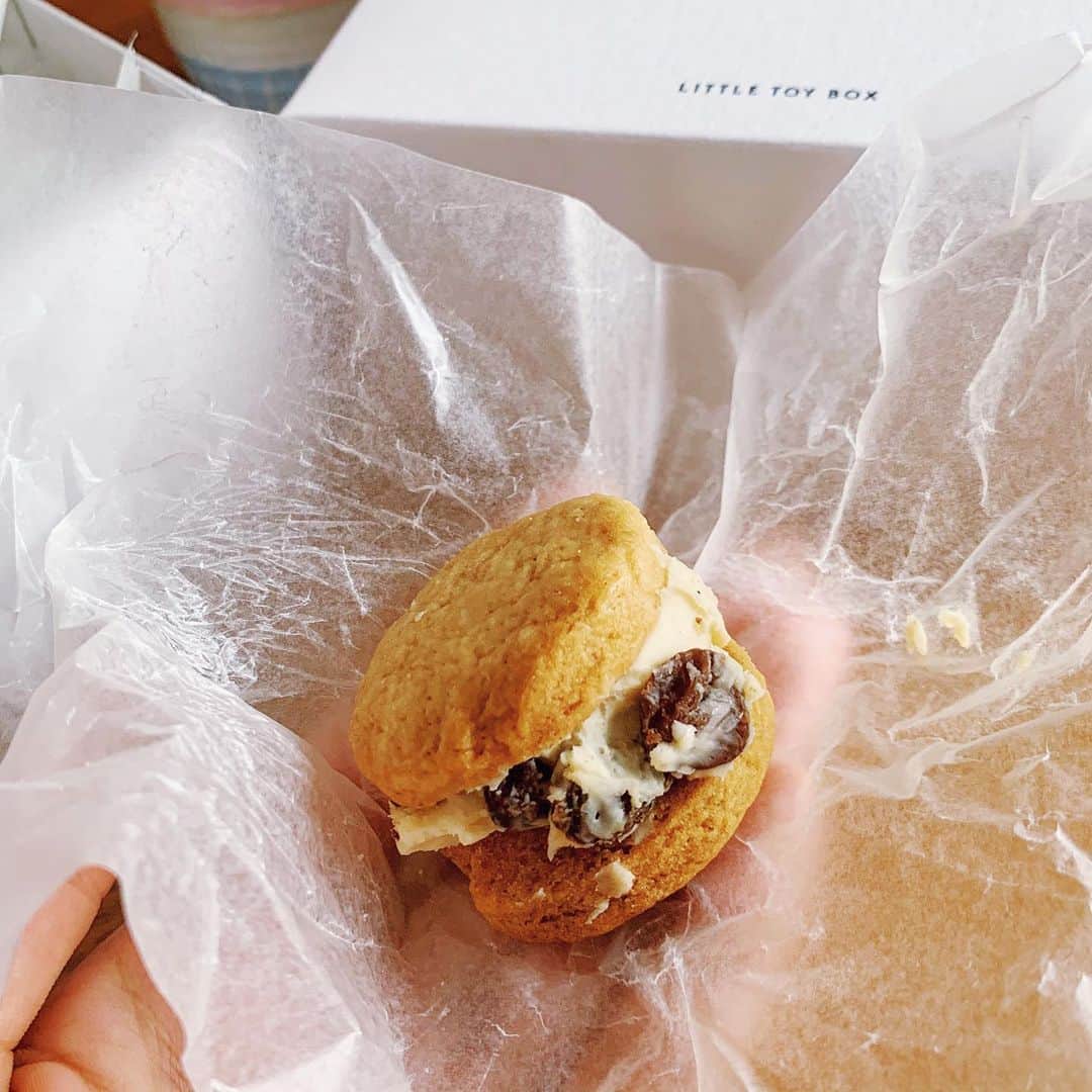 中村優さんのインスタグラム写真 - (中村優Instagram)「@littletoybox_ のChai coffee syrup cookie raisin sandwiches 。卵とバターを使ってないレーズンサンド🤍 冷凍してアイスみたいにして食べても、とお店のお姉さんが教えてくれたので冷凍していただきました🥰」6月27日 13時12分 - nkmr_yu