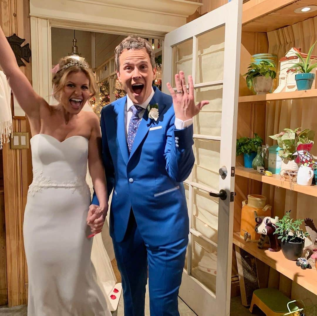 キャンディス・キャメロン・ブレさんのインスタグラム写真 - (キャンディス・キャメロン・ブレInstagram)「#Steejay Forever 😍 #FullerHouse #TVWedding @scottweinger , You’ll always be my longest dating fake boyfriend and forever tv husband 😍 -  styled by @heymarykate  makeup by @earth2tara  Hair by @jasonorionhair  Tv show by @fullerhouse @netflixfamily」6月27日 13時17分 - candacecbure