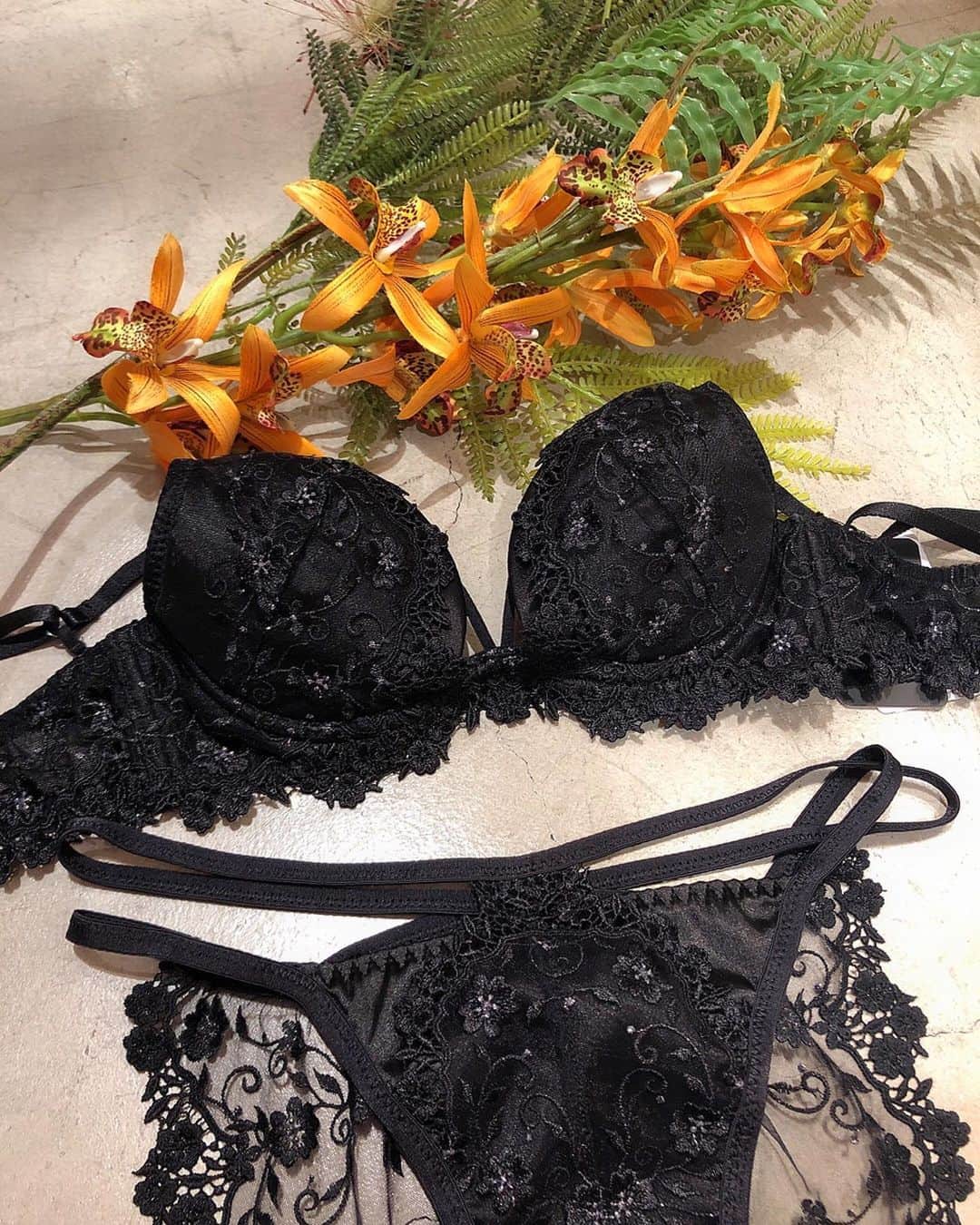 Ravijour札幌4丁目プラザ店のインスタグラム：「#onsale  本セールから対象のハイクラスランジェリー #フラワークラウンホットリフトブラセット  のご紹介です🧡  詳しくはブログへ✈ #ravijourstaff  #ravijoursapporo  #ravijour_official  #ラヴィジュール」