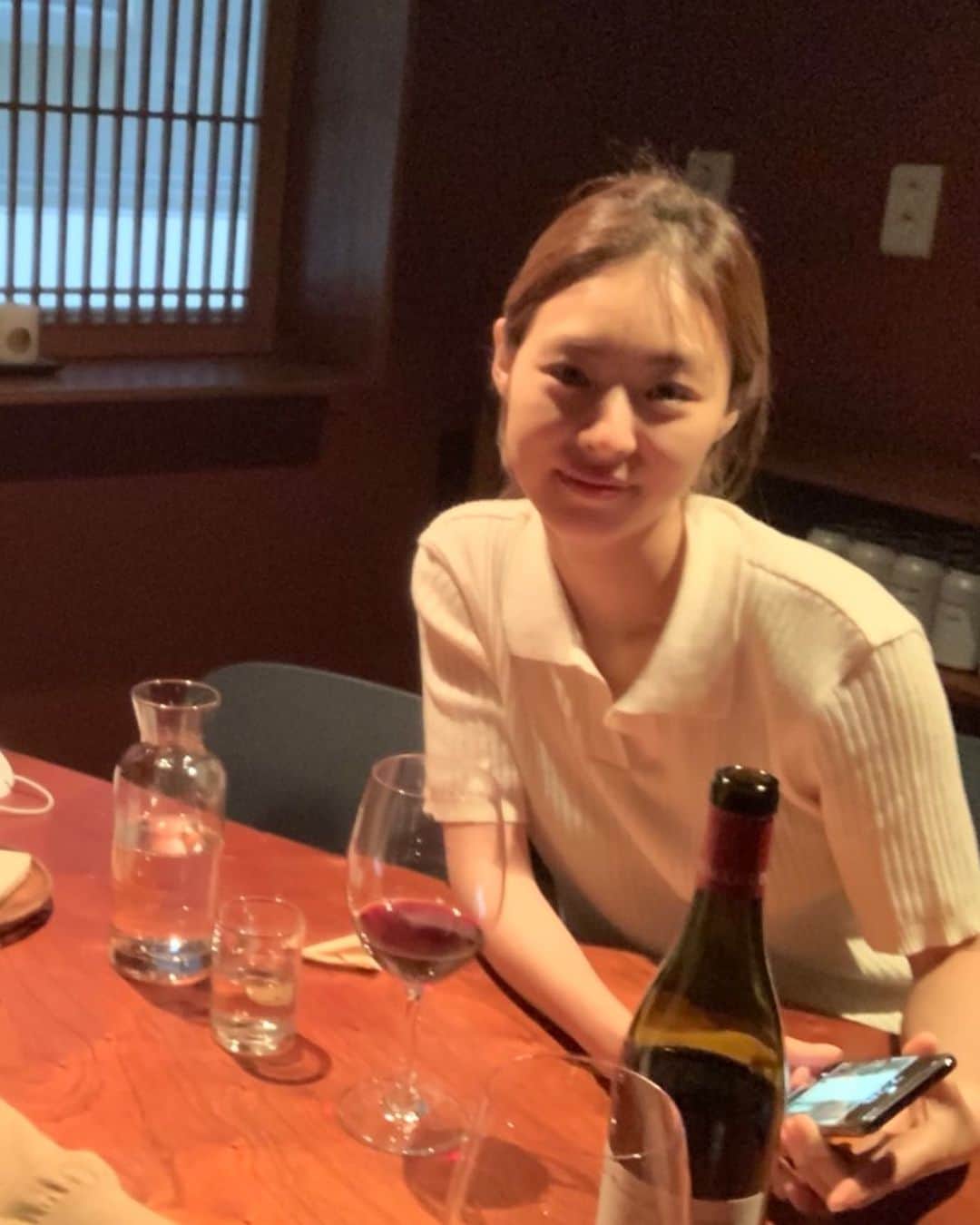 イ・ヨニのインスタグラム：「#지난밤 #추억의장소. 내가 좋아하는 취향의 와인종류를 가지고 계셔서 더 애정하는곳. 코로나때문에 많이 힘드신데 곧 이겨내세요!🙏👍😉」