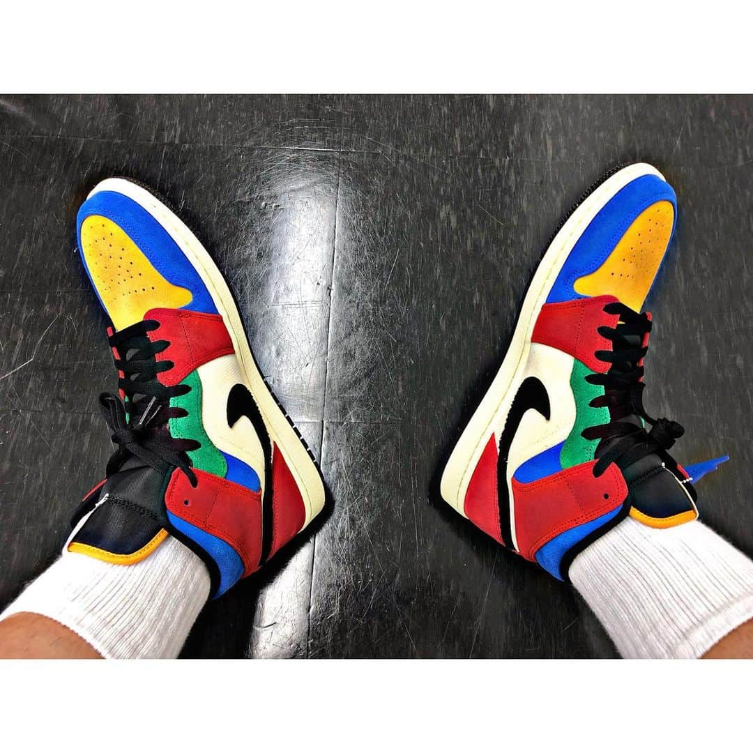 青木太一さんのインスタグラム写真 - (青木太一Instagram)「❤️💛💚💙🖤 . . . #jordan1 #フィアレス #アオキックス #Bリーガーyoutuber」6月27日 13時37分 - aokicks_jp