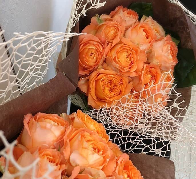 前田友香さんのインスタグラム写真 - (前田友香Instagram)「﻿ ﻿ 撮影してる途中に﻿ ﻿ 素敵な花束♡をいただきましたー💐﻿ ﻿ びっくりしたぁー🤩✨﻿ ﻿ ﻿ ﻿ ﻿ ﻿ お花もらえるのって﻿ ﻿ すごくすごく嬉しい😍✨﻿ ﻿ ﻿ ﻿ ﻿ ﻿ ﻿ #オレンジ色 のバラの花束﻿ ﻿ めっちゃ可愛い♡😍♡﻿ ﻿ ありがたいなぁ〜〜﻿ ﻿ ほんとにありがとうございます♡♡♡﻿ ﻿ ﻿ ﻿ ﻿ ﻿ ﻿ ﻿ ﻿ #花束﻿ #フラワー﻿ #flower﻿ #orange﻿ #サプライズ﻿ ﻿ ﻿ ﻿ ﻿ ﻿ ﻿ ﻿」6月27日 13時38分 - yukamaeda.maeyuka