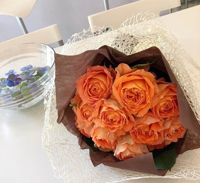 のインスタグラム：「﻿ ﻿ 撮影してる途中に﻿ ﻿ 素敵な花束♡をいただきましたー💐﻿ ﻿ びっくりしたぁー🤩✨﻿ ﻿ ﻿ ﻿ ﻿ ﻿ お花もらえるのって﻿ ﻿ すごくすごく嬉しい😍✨﻿ ﻿ ﻿ ﻿ ﻿ ﻿ ﻿ #オレンジ色 のバラの花束﻿ ﻿ めっちゃ可愛い♡😍♡﻿ ﻿ ありがたいなぁ〜〜﻿ ﻿ ほんとにありがとうございます♡♡♡﻿ ﻿ ﻿ ﻿ ﻿ ﻿ ﻿ ﻿ ﻿ #花束﻿ #フラワー﻿ #flower﻿ #orange﻿ #サプライズ﻿ ﻿ ﻿ ﻿ ﻿ ﻿ ﻿ ﻿」