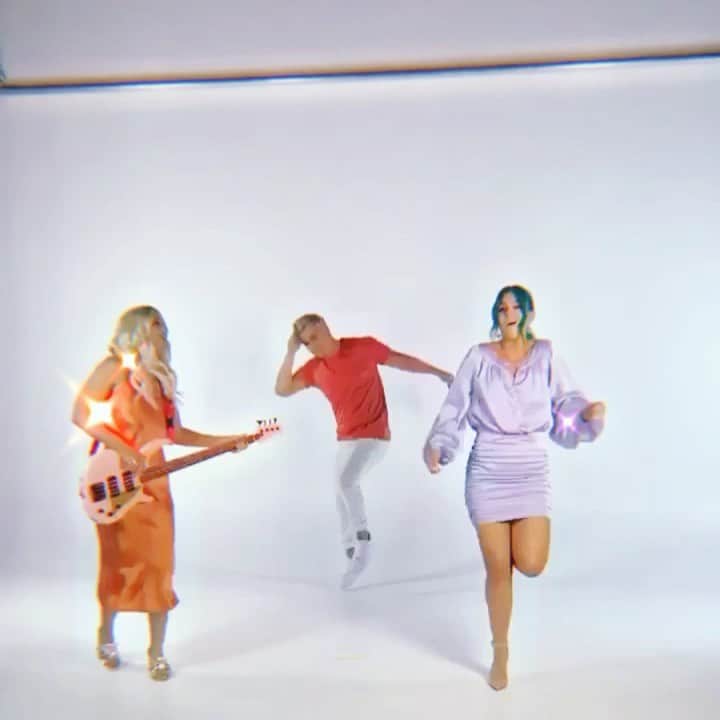 シェパードのインスタグラム：「✨ Dancing through the weekend with “Symphony” out in the world like... ✨」