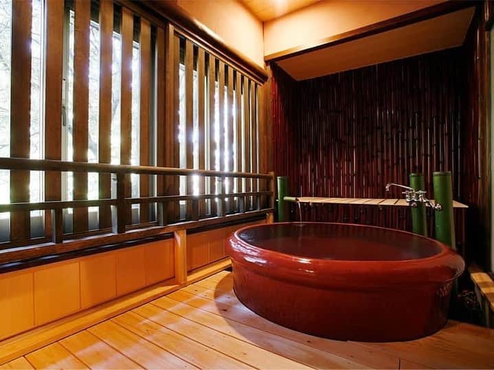 湯の山温泉 寿亭|Ryokan KOTOBUKITEIさんのインスタグラム写真 - (湯の山温泉 寿亭|Ryokan KOTOBUKITEIInstagram)「・ こんにちは。 1枚目のお写真は二階ロビーより🌼 ・ #紫陽花 も綺麗ですが背景の#寿亭 #日本庭園 の綺麗な緑木も本当に癒されます☺️🌿 四季折々の自然をご覧いただけます。 ・ また、当館では、スタッフが生けた#花 を館内に飾らせていただいております。 是非、ご覧下さいませ😊💐 ・ そして、2.3.4枚目のお写真は「渓声閣」という建物の中にあります#貸切風呂 の3箇所です。 宿泊や昼食の方はもちろん#日帰り入浴 の方もご利用いただけます。 寿亭でゆったり過ごしませんか。 是非、皆様のお越しをお待ちしております♨️ ・  #三重#温泉#温泉好き#温泉旅行#旅行#温泉旅館#寿亭三重旅#三重旅行#女子旅#インスタ映え#旅館寿亭#寿亭中庭#部屋食#まったり#ゆったり#旅館ご飯 #mie#japan#yunoyamaonsen#onsen#ryokan#ryokanlife#visitmie」6月27日 13時49分 - kotobukitei_ryokan