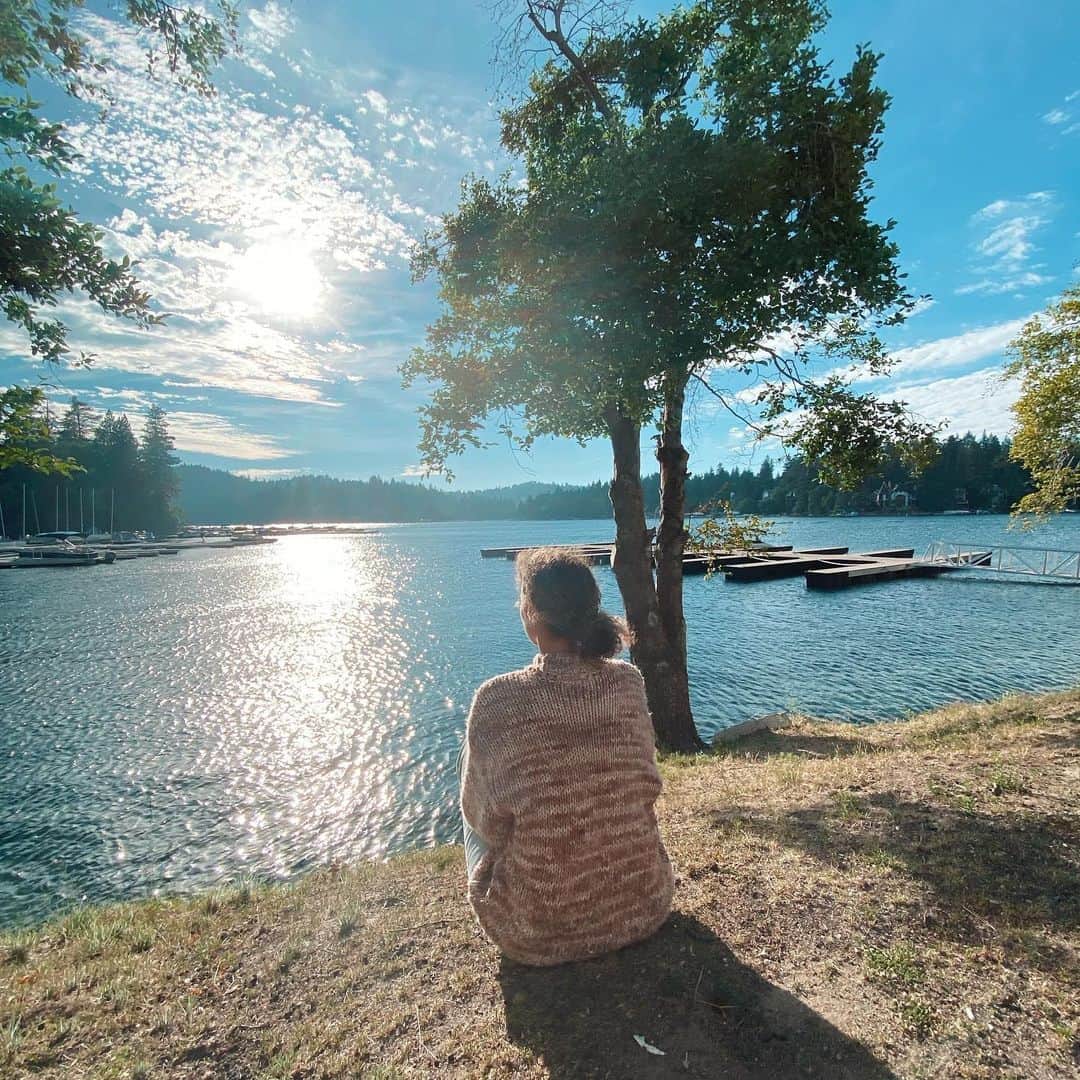 レオナ・ルイスのインスタグラム：「Lessons from a lake:  Be clear 💎  Take time to reflect 🙏🏽 Make positive ripples 💧  Stay calm 💆🏽‍♀️ Look beneath the surface 💙 Shore up friendships 👯‍♀️ Be full of life 🌸」