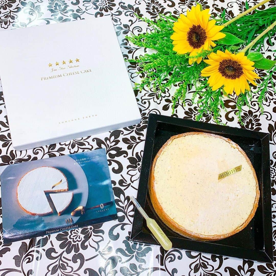 のインスタグラム：「🍀🍀🍀 . . チーズケーキ大好き♥️ 群を抜いて美味しいチーズケーキ 見つけたの😍💕 . 今日から先行発売する @louange_tokyo ✔ ★Premium cheese cake★ . 人気のパティスリー 六本木「LOUANGE TOKYO （ルワンジュ東京）」の最新作 《究極のチーズケーキ》 . . 手掛けるのはパティシエ 世界大会優勝の藤田 浩司氏 @hayaruka.jp ✔ シャンパンや白ワインとの マリアージュを楽しむ 大人のためのチーズケーキを タイプ別3種類展開していて 他の2種類も絶対食べてみたい✨✨ . 濃厚でシットリとした深い味わい レモンディルソースをかけると 爽やかな酸味が広がって あと引く美味しさです😋😋😋 . .  贈り物にも喜ばれそう🎁 . . 🔎🔍 https://hayaruka.jp/projects/detail/79 . . . . #ルワンジュ東京 #hayaruka #世界大会優勝パティシエ #チーズケーキ#チーズケーキタルト #ケーキ#スイーツ巡り #スイーツテロ  #スイーツ#スイーツ部 #東京グルメ#スイーツ好きな人と繋がりたい #デザート#今日のおやつ#おやつ#お家カフェ#お家時間#贈り物#ギフト #美味しい#幸せ#大好物#ひまわり#向日葵 . ✩ ⋆ ✩ ⋆ ✩ ⋆ ✩ ⋆ ✩﻿ ⋆ ✩ ⋆ ✩﻿ 見て下さった方(*´︶`*)♡Thanks!🍀*゜」