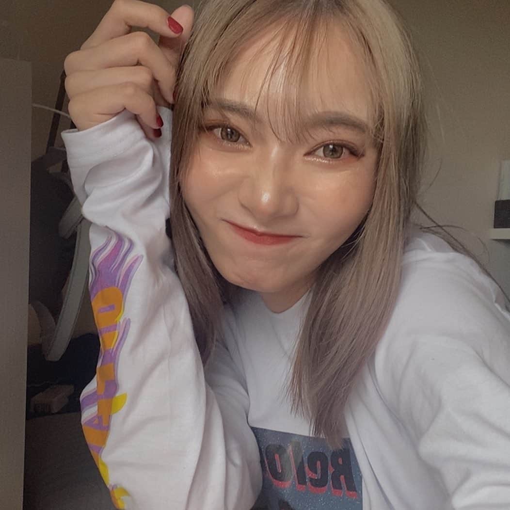 ゆりのインスタグラム：「光盛れのためだけに早起きしたい 後ろにいらっしゃるのはレッグマッサージャーでございます早く新しい収納ほしい😂」