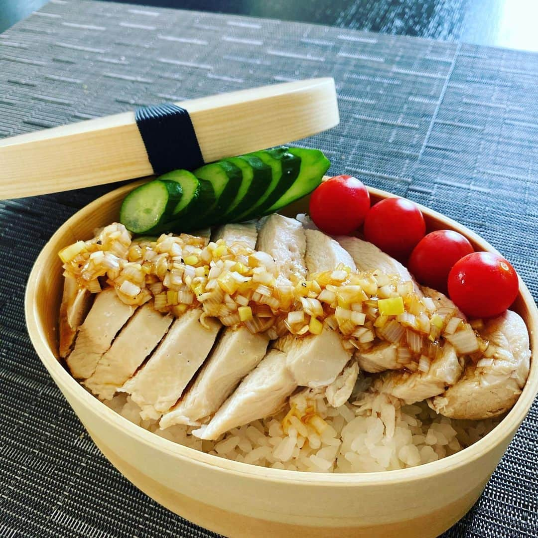 上重聡のインスタグラム：「カオマンガイ弁当🐓 電子レンジ調理だけで作れます！  #上重弁当 #胸肉なのでヘルシー #胸肉にお酒をかけてレンジでチン #ねぎごま油オイスターソース」