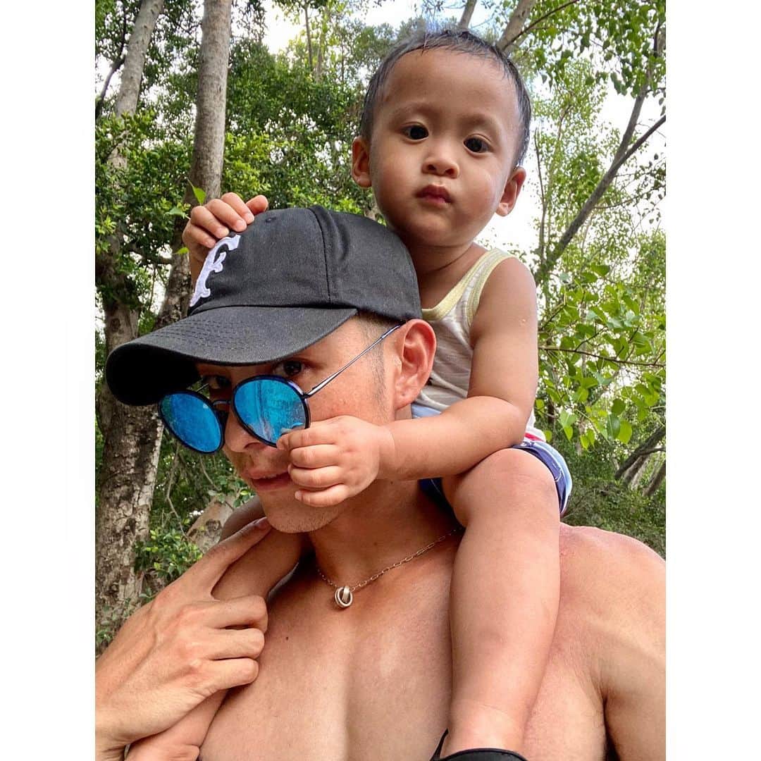 ツァオ・ヨウニン（曹佑寧）のインスタグラム：「大黑小黑🧑🏽‍🦲」