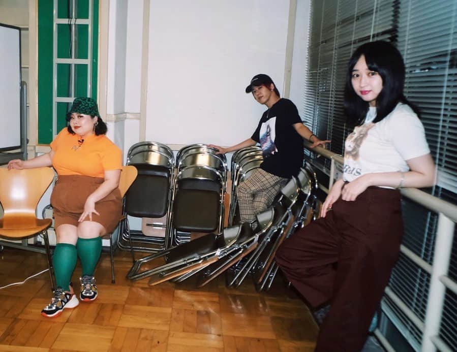 小川暖奈のインスタグラム：「直美さんと椅子踏んでるみたいに見えるムラジュン（踏んでない）と、ドンキーコング全クリ！🦍🍌 ありがとうございました！ . 次は何かな🎮 #naomiclubの放課後」