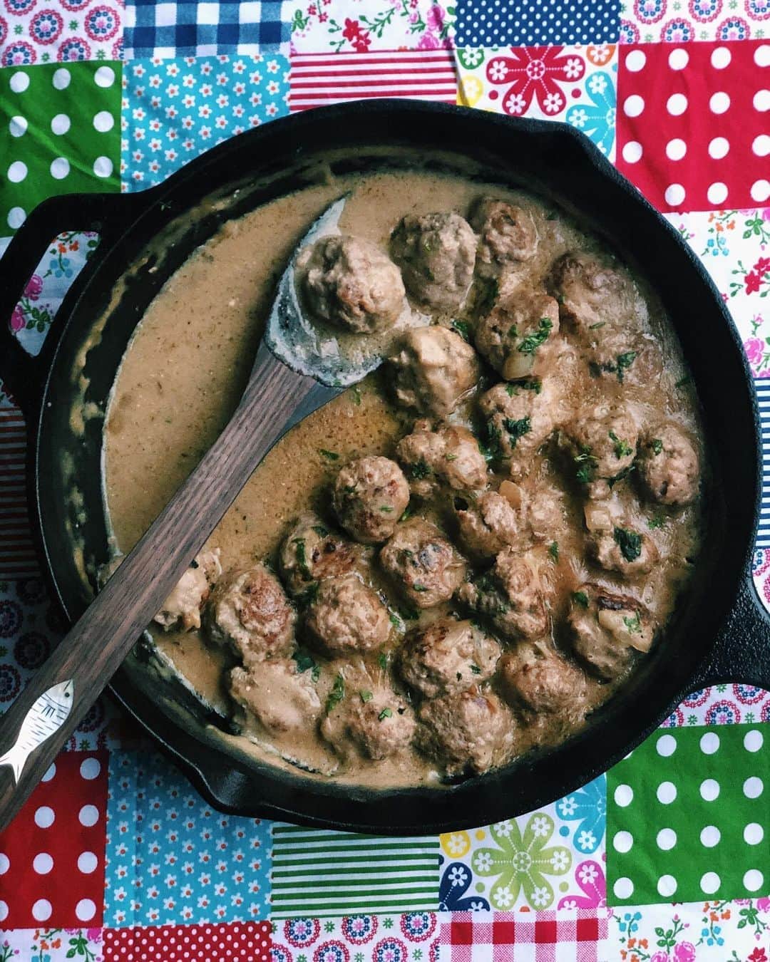 Antonietteのインスタグラム：「Every midsummer ☀️ I celebrate with friends and family with a feast, but for obvious reasons, could not this year. But that didn’t stop me from celebrating! I made Swedish meatballs (köttbullar) which were super delicious! Served it with a salad, mashed potatoes, and a few glasses of rosé 🍷 (for the adults of course). But the kids didn’t like it. What’s not to like? They’re bite sized balls with gravy, for crying out loud! Don’t they scream fun food? But nope. Ugh. So after all that work I made quesadillas. Basic AF. I don’t even know if I’m using that in the right context but it sure feels like it at the moment. 😆」