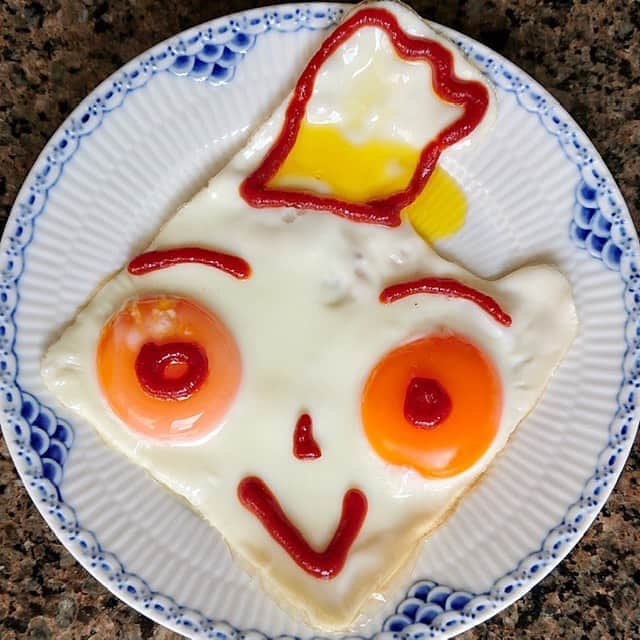 大地真央さんのインスタグラム写真 - (大地真央Instagram)「🥚目玉焼きアート🎨 🍳🍳🍳🍳🍳🍳🍳🍳 ・黄金のネクタイに光るルビーのネクタイピン👔 ・海賊猫の寝起き🏴‍☠ ・横断歩道を旗持って渡る小学生🚸 ・エンゼルフィッシュになりたかったカワハギ🐠 ・ペカソ🎨ビジュアル系のリーゼント鳥🦜💄 ・新米シェフのコック帽👨‍🍳 ・受け口のお爺さん👴 ・ペカソ🎨ため息  #目玉焼きオリジナルアート 🍳 #朝食 #目玉焼き 🍳 #ノンオイル #ケチャップ🍅 #亜麻仁オイル #中村農場#リアルオーガニック卵 #卵 🥚×2 #卵 🥚×1 #笑おう#免疫力アップ  #大地真央 撮影📱 #MAODAICHI」6月27日 14時15分 - daichimao_official