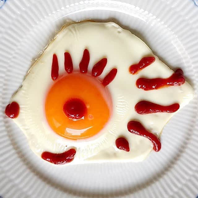 大地真央さんのインスタグラム写真 - (大地真央Instagram)「🥚目玉焼きアート🎨 🍳🍳🍳🍳🍳🍳🍳🍳 ・黄金のネクタイに光るルビーのネクタイピン👔 ・海賊猫の寝起き🏴‍☠ ・横断歩道を旗持って渡る小学生🚸 ・エンゼルフィッシュになりたかったカワハギ🐠 ・ペカソ🎨ビジュアル系のリーゼント鳥🦜💄 ・新米シェフのコック帽👨‍🍳 ・受け口のお爺さん👴 ・ペカソ🎨ため息  #目玉焼きオリジナルアート 🍳 #朝食 #目玉焼き 🍳 #ノンオイル #ケチャップ🍅 #亜麻仁オイル #中村農場#リアルオーガニック卵 #卵 🥚×2 #卵 🥚×1 #笑おう#免疫力アップ  #大地真央 撮影📱 #MAODAICHI」6月27日 14時15分 - daichimao_official