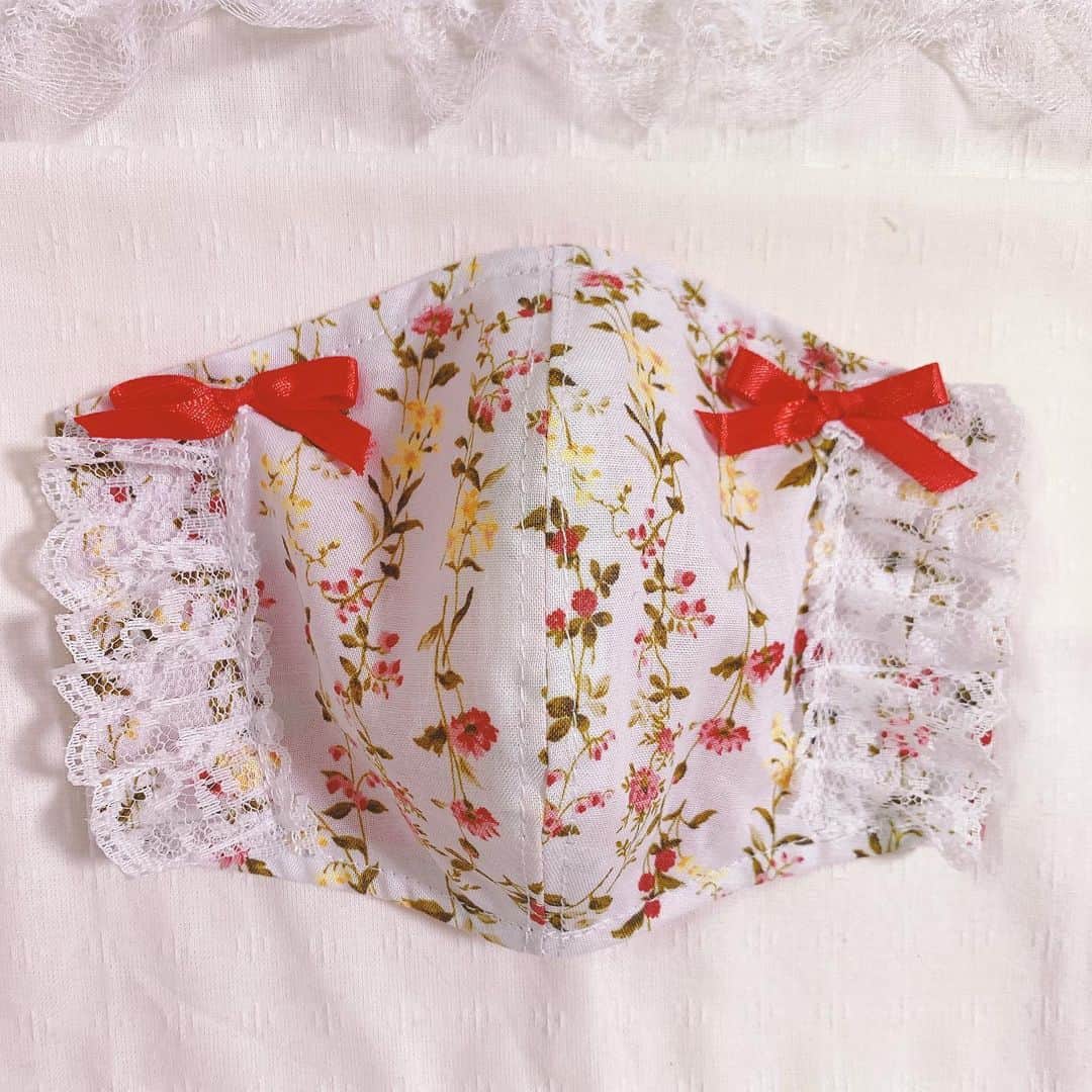 小原春香のインスタグラム：「🎀🌹💝 #マスク #キラキラマスク #ハンドメイド #はんどめいど  #手作り #リボン　#lovely  #レースマスク #きゅるるんめいど #めいどいんきゅるるん」