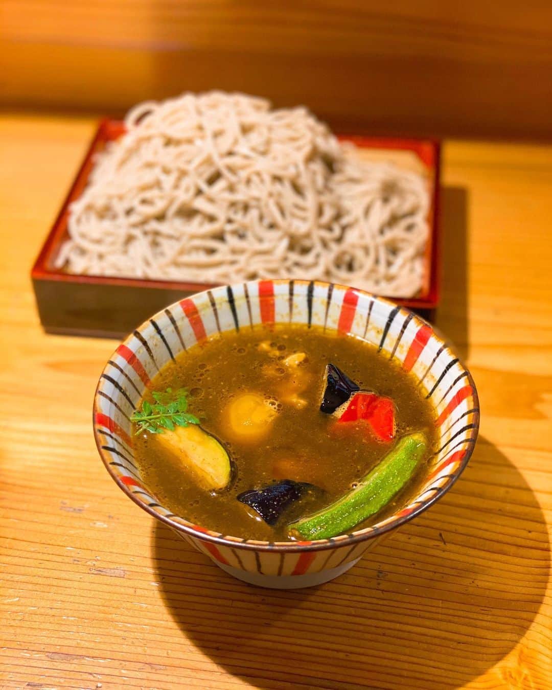 秋山具義さんのインスタグラム写真 - (秋山具義Instagram)「『マツコの知らない世界』の「蕎麦の世界」をまだ引きずっていて、昨日も蕎麦だったけど、西麻布『おそばの甲賀』で期間限定「夏野菜のカレーせいろ」大盛り。﻿ 美味しかった〜！！！﻿ 最後に少し残した蕎麦をカレーつゆに蕎麦湯入れて食べるのも最高！！！﻿ ﻿ #おそばの甲賀 #具義そば2020 #具義カレー2020」6月27日 14時21分 - gugitter
