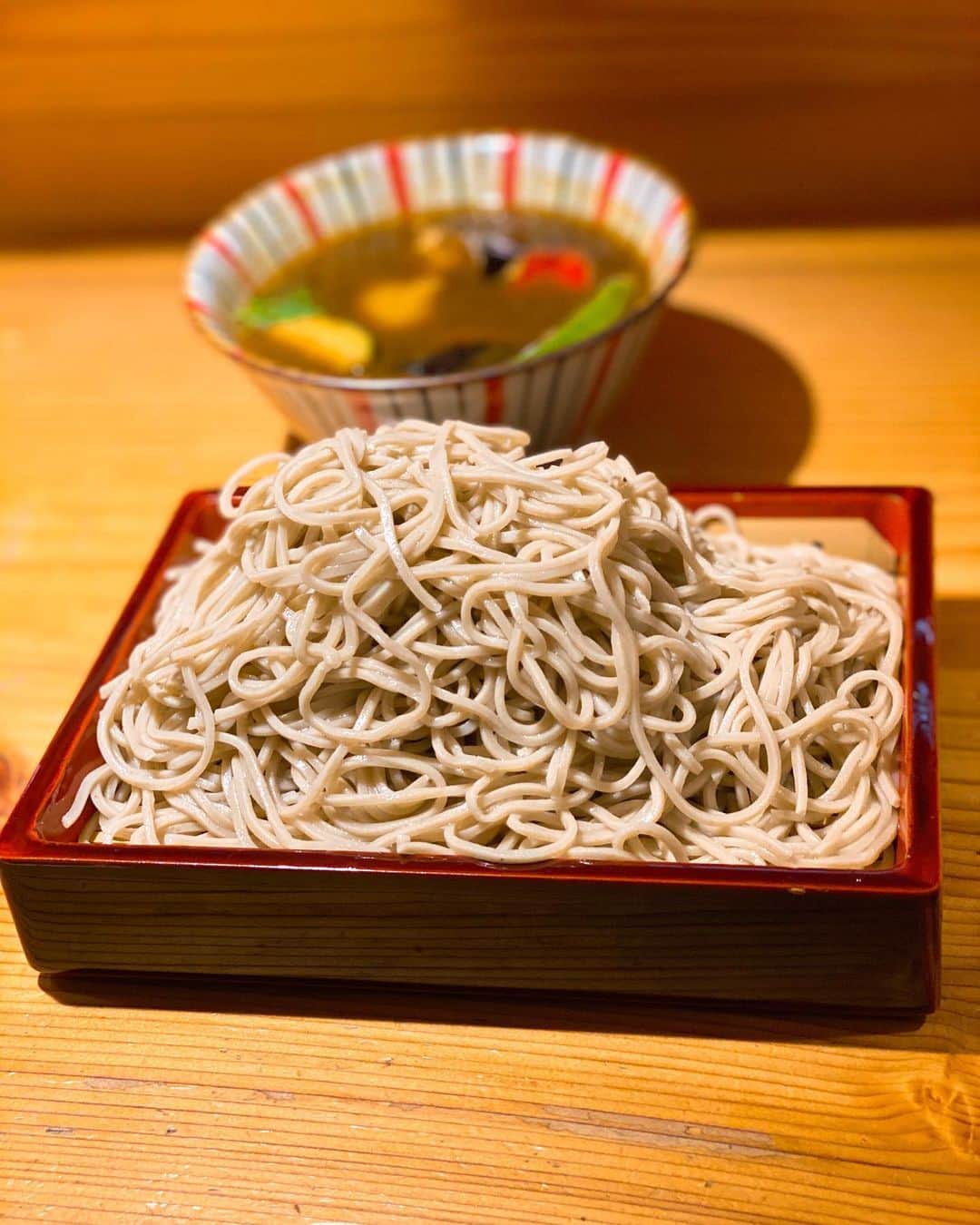 秋山具義さんのインスタグラム写真 - (秋山具義Instagram)「『マツコの知らない世界』の「蕎麦の世界」をまだ引きずっていて、昨日も蕎麦だったけど、西麻布『おそばの甲賀』で期間限定「夏野菜のカレーせいろ」大盛り。﻿ 美味しかった〜！！！﻿ 最後に少し残した蕎麦をカレーつゆに蕎麦湯入れて食べるのも最高！！！﻿ ﻿ #おそばの甲賀 #具義そば2020 #具義カレー2020」6月27日 14時21分 - gugitter
