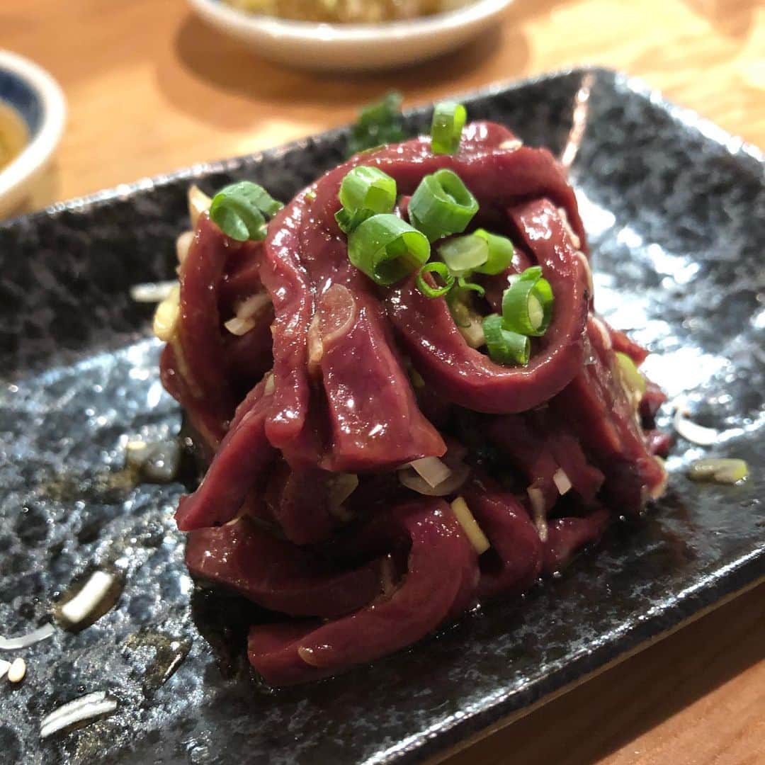 みのり(26)＠東京 ダイエットのインスタグラム：「. . #炭火焼ホルモンまんてん 《 中目黒高架下店 》 . . 豚は太るって思われがちだけど、 ビタミンB12が豊富で、鉄分、ミネラルも多くて 高タンパクで、ヘルシーな食材なんだよ！ . ここでいうヘルシーは、痩せるとかじゃなくて 健康的なって意味だよ😌 . でも、高栄養だから 食べすぎには注意が必要なんだよ💓 . . 飲みすぎにも注意が必要で、 帰り道に転げ落ちるんだよ。(こゆびおれたよ) . . しばらくはアルコール禁ですな。 ｡ﾟ(ﾟ´ω`ﾟ)ﾟ｡しくしく . . #中目黒高架下 は、どこも混んでいるけれど、 窓も扉も全開で、風通しが良いおみせです。 . . #diet #ダイエット #もつ焼き #ホルモン #高架下 #せんべろ #赤提灯 #中目黒居酒屋 #nakameguro #中目黒  #痩せたい #食べログ #インスタ映え #飯テロ #ダイエットは明日から #中目黒グルメ #炭火焼 #東京カレンダー #おとなの週末」