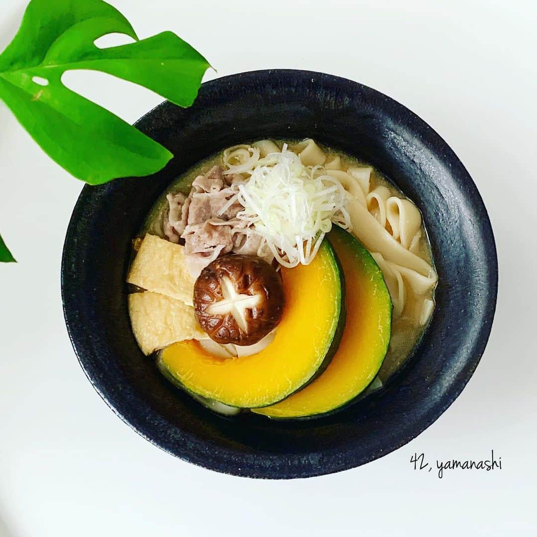 市橋有里のインスタグラム：「山梨のほうとう ・ マラソン走った帰りに食べたほうとうが、本当に美味しくて、あったかくて胃に沁みて😌 さぬきうどん派なのに、ほうとうだけは大好き。 果物大国🍇🍑ワイン大国🍷 の山梨はちょっと足を伸ばせば都内から行きやすく、ちょこちょこ おじゃましていました。もう少し落ち着いたら、またドライブ行きたいな♪今回のほうとうは手打ちできなかったけれど次回は必ず♪ ・ #聖火リレー #47都道府県 #42県目 #郷土料理 #郷土料リレー #ソウルフード #ほうとう #山梨 #勝沼醸造 #アルガブランカ  #おうちごはん #小料理屋あり #instafood  #soulfood」