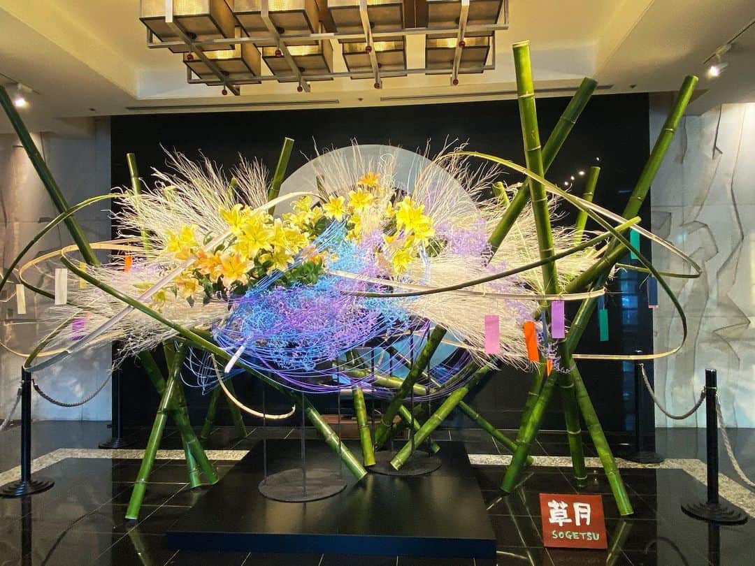 ホテル ニューオータニさんのインスタグラム写真 - (ホテル ニューオータニInstagram)「ロビーに飾られた、草月流の涼やかな七夕の装飾。ご自身で記入し吊るしていただける短冊もフロントにご用意しております。皆さまの願い事で溢れた作品となりますように✨﻿ ﻿ Cerebrating Tanabata(Star Festival), a special installation stands in our lobby. Come write your wish on colored paper strips and hang them on our Tanabata Bamboo art!﻿」6月27日 14時42分 - hotelnewotanitokyo