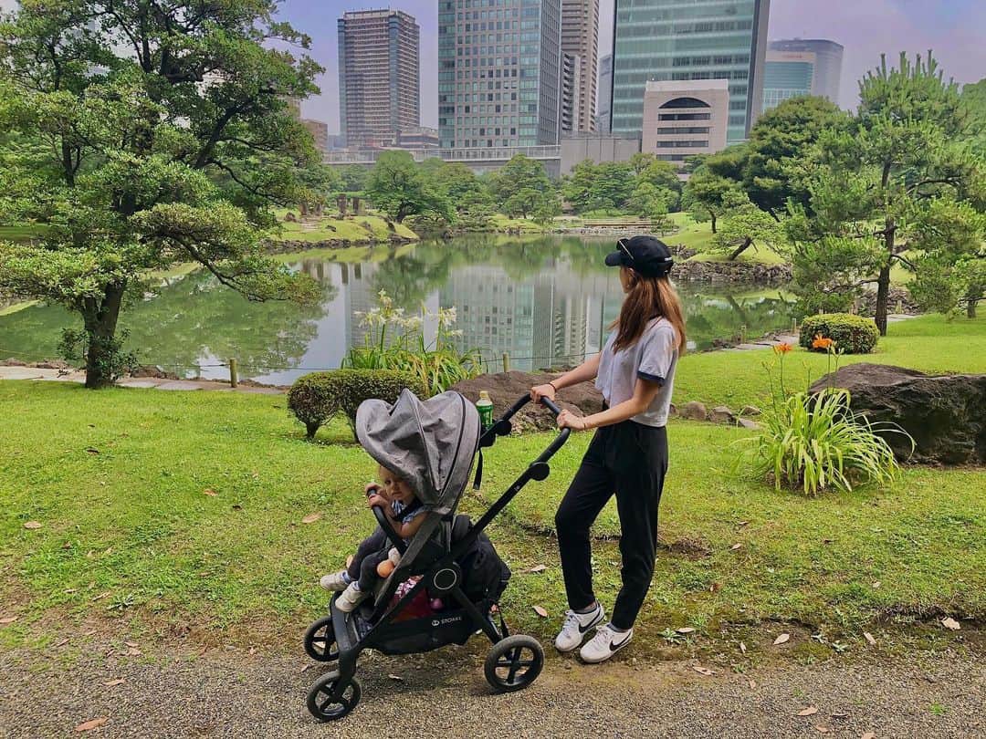 太田エイミーのインスタグラム：「It’s like walking in a painting 🖼  First time for us at Kyu Shiba Rikyu Gardens. For now, they only allow 20 people at a time inside the gardens so it’s a great place to go if you wanna be virus-safe but also if you want to enjoy a peaceful walk in a beautiful garden in the middle of Tokyo!  I was also impressed with the #stokkebeat on the gravel! The wheels are strong @stokkejapan @stokkebaby #ストッケビート #ビート」