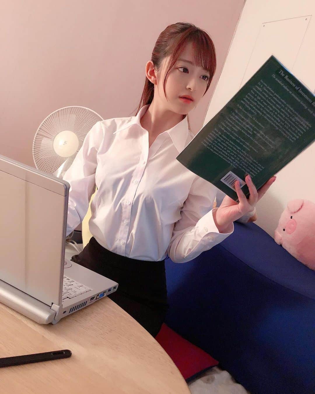 桜もこさんのインスタグラム写真 - (桜もこInstagram)「お仕事してます！風なもこ🌸  #スーツ　#ポニーテール　#パソコン　#🖥 #本　#📕　#働く　#頑張ってる風 #ol #撮影　#japanesegirl #japanesemodel #instagram」6月27日 14時46分 - mokochan319