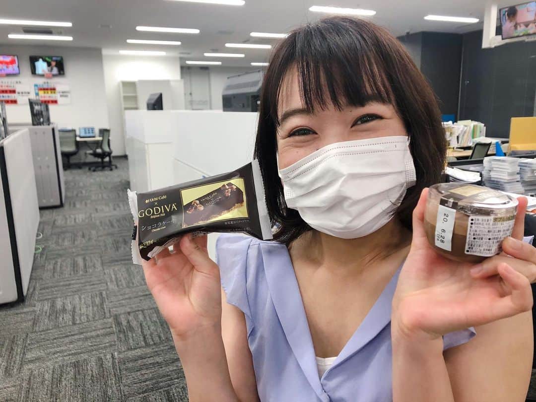 有田優理香のインスタグラム：「優しいカメラマンさんが誕生日プレゼントにスイーツを買ってくれました🍫どっちにしようか迷ってたらどっちも買ってくれました！太っ腹！！！ 仕事一山越えてほっとして、この時間までベッドの上です。来週は久しぶりに取材のない1週間。週末は家でダラダラします。  #誕生日　#広島テレビ　#ローソン　#godiva #🐷」