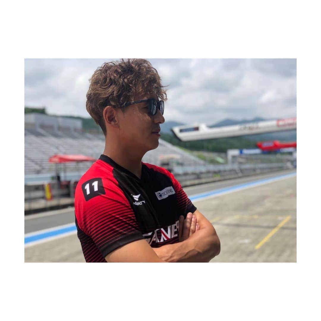 平中克幸のインスタグラム：「. SUPER GT 公式テスト富士スピードウェイ . . 午前中と午後の走り始めを担当しましたが 凄く久し振りのGT、こんなに乗らない期間が 開いたのは初めてでしたがなんとかなってます笑 . . . 久し振りに良い汗かきました . . .  #supergt #gainer #tanax #gtr #nissan #nismo #koshidoracing #ficata #でちゃう #アリア #制動屋 #bigdaddygraphics #gt300 #eyevol」