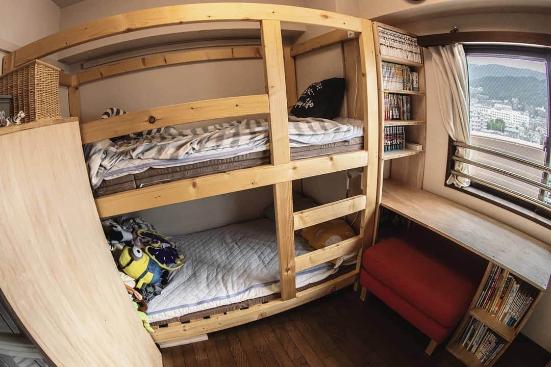 のインスタグラム：「Finally, We made it!! 子供部屋のDIY完成。 昨年の2段ベッド製作に+αして、本棚一体型のデスクと、衣装ダンスの棚を @_su_ko_ と2人で作りました。 超良い感じや～⤴️」