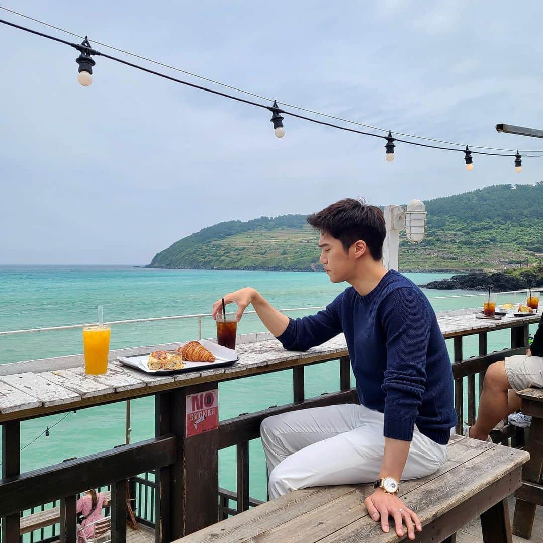 ハ・ソクジンさんのインスタグラム写真 - (ハ・ソクジンInstagram)「제주도 푸른낮 📹🔜」6月27日 15時00分 - haseokjin