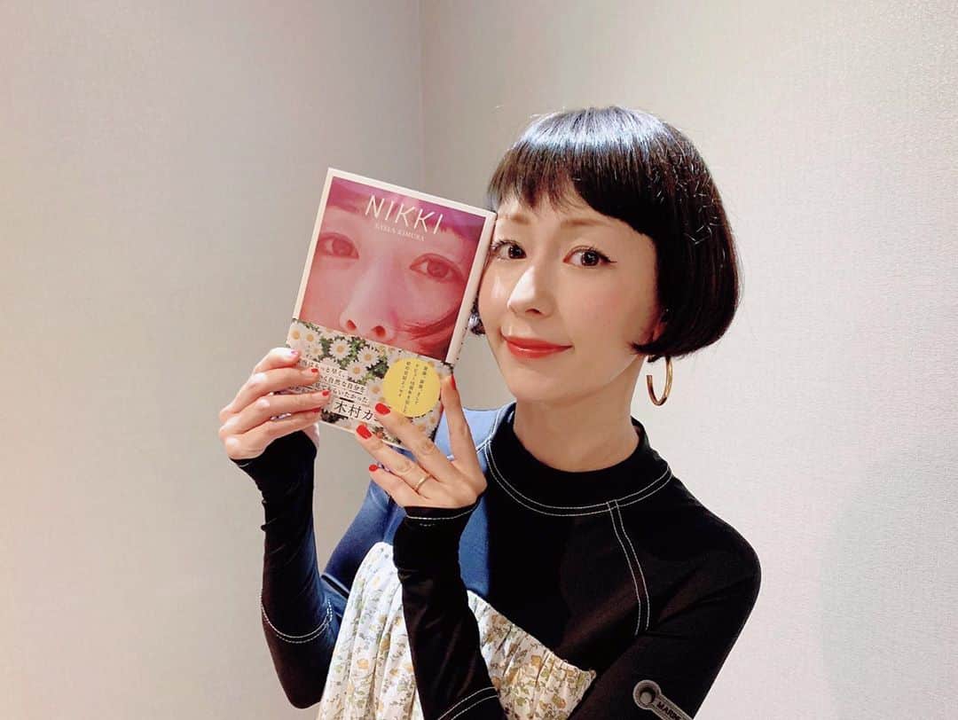 木村カエラさんのインスタグラム写真 - (木村カエラInstagram)「27日(土) TBS「王様のブランチ」BOOKコーナーでインタビューしてもらいました🥰 ありがとうございました！🐥 #木村カエラ #nikki  まだAmazonなど、入荷待ちですが、 是非読んで頂けると幸せです🙏📕🌈」6月27日 14時53分 - kaela_official