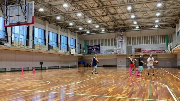 青木康平のインスタグラム：「朝5時起きからのワークアウト🏀@母校 プロ選手とのワークアウトは、 ○次の課題を話し合う。 ○基礎を徹底する。 ○シーズン中についた癖を見直す。 ○シーズン中に打つシチュエーションでシュートを多く打つ。 ○新たなスキルを取り入れる。(新たな刺激とチャレンジ) ○常に5on5のヴィジョンで練習する。 ○最低限の体力、脚力をつけてもらう。  僕はユニークな練習はしませんが、ゲームで使うスキルを強化する為に、基礎をやりまくります🏀 とにかく大事な事は、個人個人に必要な練習を行い、コミュニケーションをとりながら彼らの"感覚"にアプローチします。 僕は求められたらいつでも全です💪 常に24時間待ち受け状態です。 ある意味プロのオフシーズンは、僕のインシーズンです💪 #watchandc#procamp#母校」