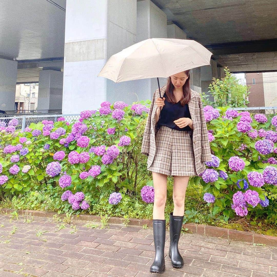 布川桃花さんのインスタグラム写真 - (布川桃花Instagram)「マッキントッシュから﻿ 今月発売になったレインブーツと﻿ 晴雨兼用のワンプッシュで開く折り畳み傘🌂﻿ ﻿ わたしのはミドル丈で﻿ もう少し長めのロング丈もあるよ！﻿ おしゃれだから梅雨もHAPPY❤︎﻿ ﻿ パンツスタイルでもinすれば大雨でも﻿ 裾が濡れる心配なく安心してバシャバシャ歩ける☔️﻿ 水たまりも怖くない😂﻿ ﻿ そして折り畳み傘のワンプッシュ、、﻿ 必要な時にサッと開けてほんとーに助かる🥺✨﻿ ﻿ #mackintosh﻿ #マッキントッシュ #momoka_fashion」6月27日 15時14分 - momoka_fukawa