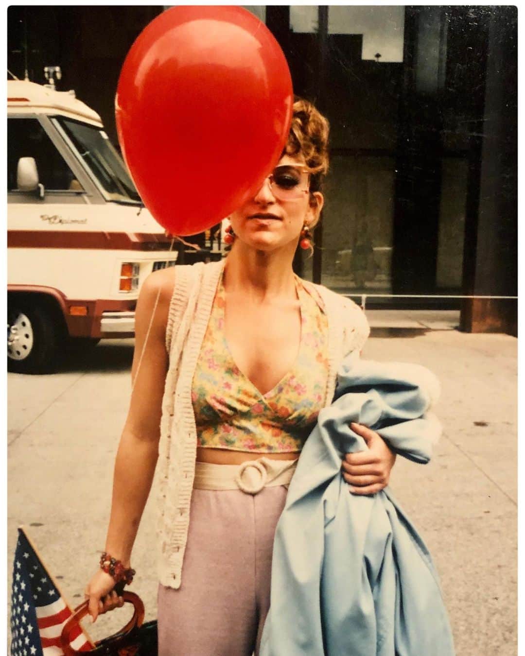 ジェニファー・グレイのインスタグラム：「👈🏻riddle me this:  who’s that lady? hint: she was bored  as she was always left out of the fun... so she decided to make her own fun. she dressed up one day and got autographs from of all the stars...and they called security. #pranksaredope #iloveaparade #chicago」