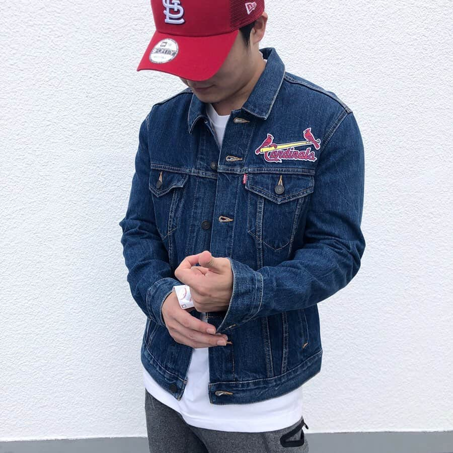 セレクションスタッフさんのインスタグラム写真 - (セレクションスタッフInstagram)「.﻿ Levi’s× MLB デニムJK🌈👖﻿ デニムJKとレザーJKは一個持ってたらちょー使える説🔥﻿ ﻿ 後ろのチームロゴは刺繍🥺﻿ 3.4月頃の肌寒いときらフーディー合わせ、﻿ 今の時期の肌寒さにはインナーはteeで🙋🏻‍♂️﻿ ﻿ 下に合わせるボトム次第で雰囲気も変わりますよ💜﻿ ﻿ ﻿ #mlb #saintlouiscardinals #cardinals #カージナルス #セントルイスカージナルス #ヤディエルモリーナ #モリーナ #ストリートファッション #ストリートコーデ #スポーツミックス #リーバイス #セルティックス #セレクション新宿 #セレクション大阪 #bostonceltics #カイリーアービング #アービング #デニムジャケット #nike #スニーカーコーデ #levis」6月27日 20時49分 - selection_headoffice