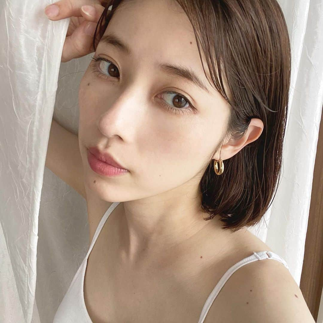 松本ゆいさんのインスタグラム写真 - (松本ゆいInstagram)「シンプルなピアスってやっぱり好き♡ #今日のまつゆい#earrings#bottegaveneta#goldearrings#ピアス」6月27日 15時34分 - yui_m106