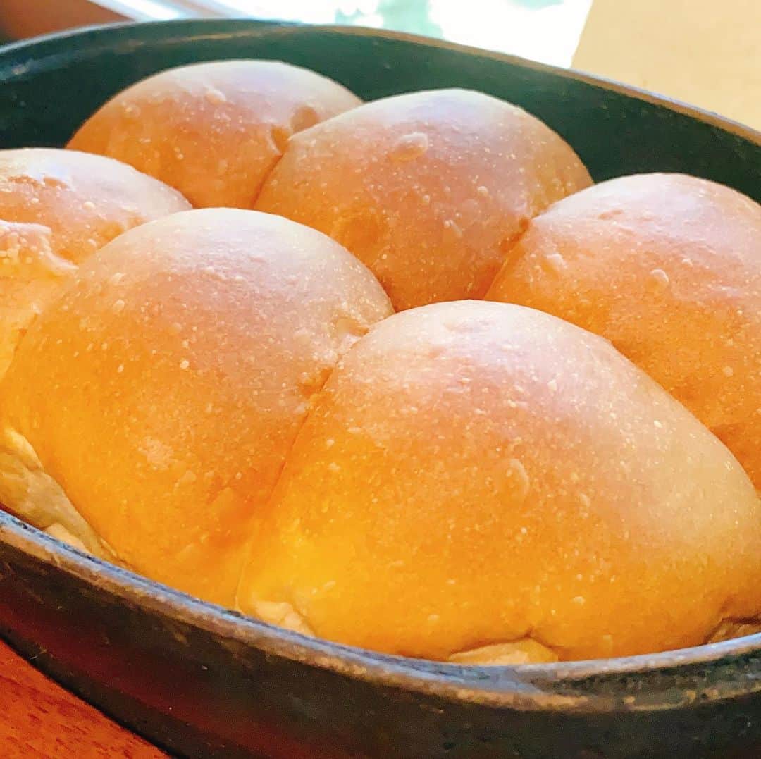 本間昭光のインスタグラム：「基本的にご飯味噌汁派だけど 本当に美味しいパンは好き」