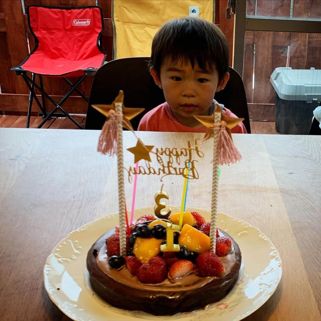 座間アキーバのインスタグラム：「Happy 3rd birthday my son🌞🌞 3歳おめでとう、虫歯にならないでくれよ👾」