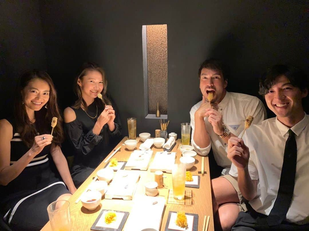 美優さんのインスタグラム写真 - (美優Instagram)「月に1回お洒落して美味しいものを食べよう！﻿ の第1回を開催😋﻿ ﻿ 今回は串揚げ・天ぷらを食べに行ってきました🍤﻿ コース料理なのに比較的リーズナブルで﻿ 個室だし、オススメのお店です😉﻿ 一口サイズがたっくさん出てくるので﻿ 味も色々と楽しめるのです😋😋﻿ ﻿ ファッションはブラックでまとめて﻿ 黄色のクラッチをポイントで合わせました😎﻿ お腹いっぱい食べられるオールインワン。笑﻿ 袖にボリュームがあって、片方だけ肩が出る﻿ アシンメトリーのシャツ。﻿ アクセサリーは長めのネックレスの重ね付け。﻿ サンダルはペタンコでヒールには﻿ パールが埋め込まれていて、﻿ 歩くとポイントになるサンダルをコーディネート☝️﻿ ﻿ ﻿ #お洒落して美味しいものを食べようの会﻿」6月27日 15時41分 - miyu11_20