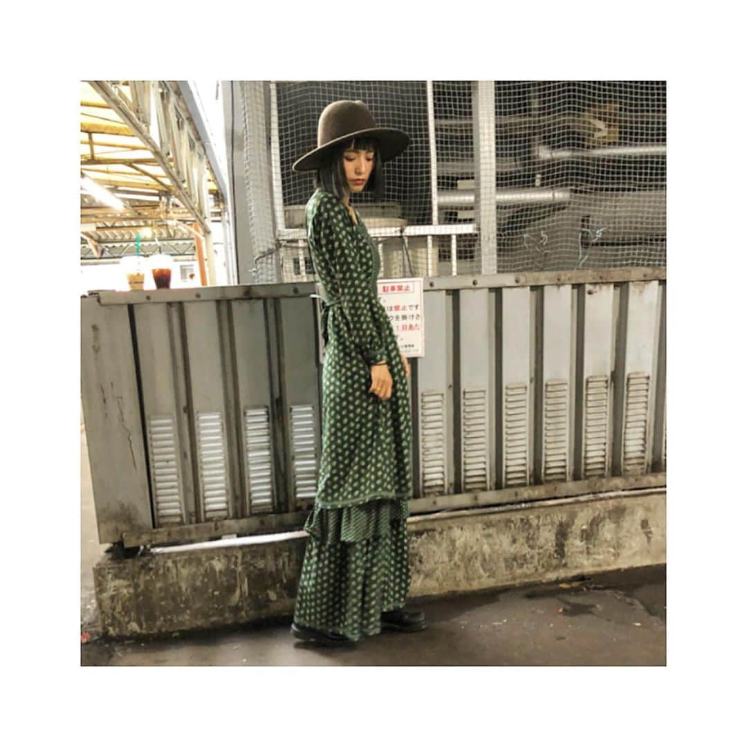 小泉梓さんのインスタグラム写真 - (小泉梓Instagram)「ちょっと前に一目惚れして買ったvintageのワンピ。  梅雨の時期、肌寒いと思って着れるなぁと楽しみにしていたのにこんな毎日スーパー蒸し蒸しだと中々着れないやないかい。  秋の楽しみにしておこう。  こーゆーvintageワンピ大好き。  #ootd #outfit #fashion #style #vintage #vintagefashion #vintagestyle #coodinate #ワンピース #私服 #コーデ #ヴィンテージ #古着」6月27日 15時52分 - azusan111