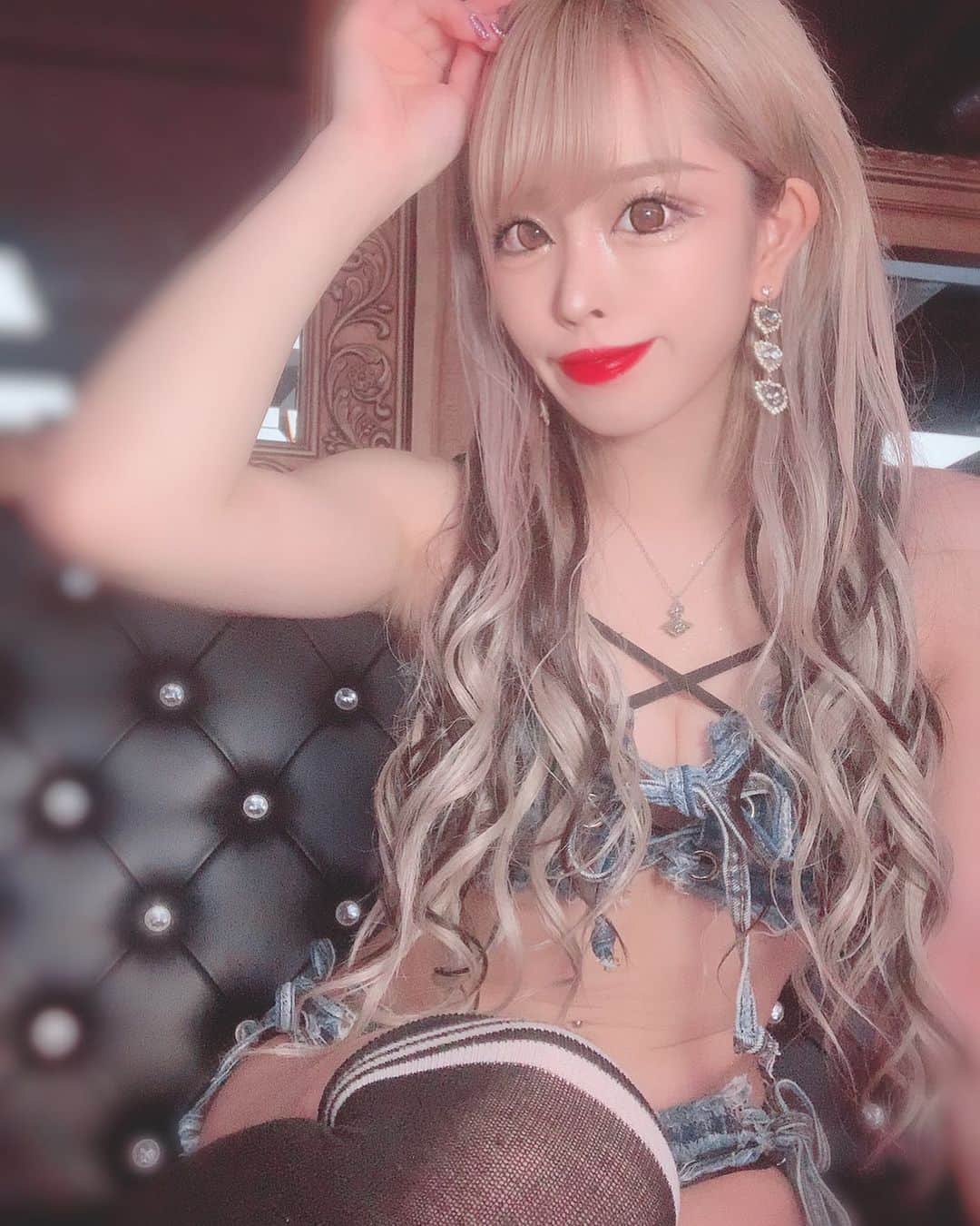 あんじゅのインスタグラム：「♡ ． 今日はありたんのBDイベント💙💙💙 ． ． バーレスク大阪1のアイドルちゃんの可愛い世界観🌏♡見に来てね😛✌🏻 ． ．  #Burlesque #バーレスク #バーレスク東京 #大阪 #バーレスク大阪 #北新地 #ミナミ #キャバクラ #ホスト #歌舞伎町 #ダンサー #Japanesegirl #自発ください  #ロリ顔 #グラビア  #ガンメッシュ #ギャル #加工厨 #量産型 #太もも #むちむち #低身長女子 #雰囲気詐欺 #雰囲気好きな人いいね #自撮り界隈  #1mmでもいいなと思ったらいいね #被写体  #デニムコーデ #水着ギャル #可愛い女の子」