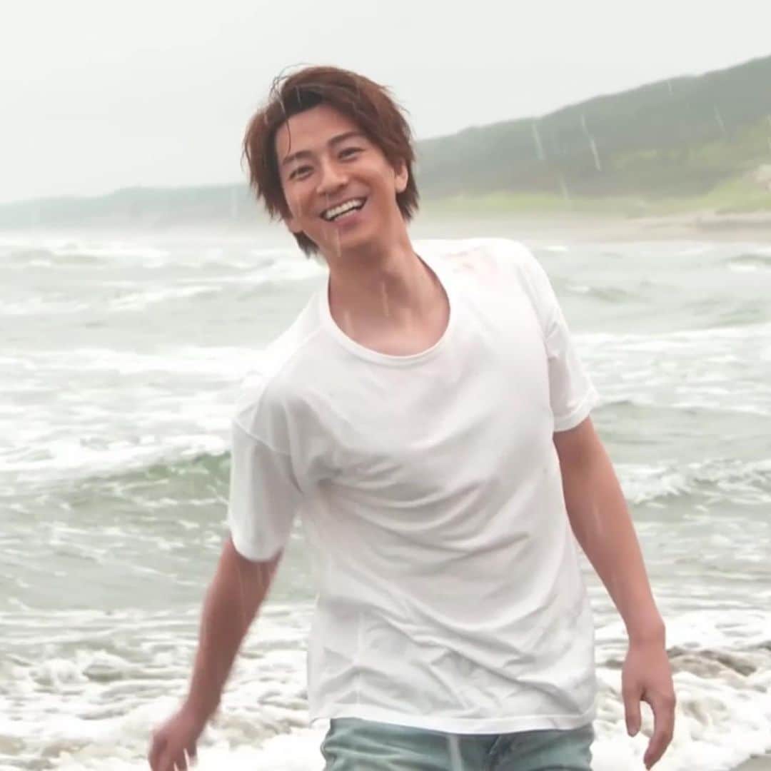 のインスタグラム：「2020.6.20 #m愛すべき人がいて 第5話 #マサ#マックスマサ part.7 ・ 5話神回、神シーン！ なんこれ！このマサさん！なにこれ！ offの日のマサさんは髪の毛あんまセットしてなくて 自然な感じで好きだったけど 今回前髪あげとる！白T！Gパン！ 似合いすぎ！！！神様！！！ いつも放送後は「三浦翔平」が入ったツイート みたりしてるけど、反響がたくさん！ 1話と同じ位、翔平くんに関してのツイート多かった！ みなさん、「白T、Gパンやばい」「カッコよすぎ」「もはや三浦翔平」「私も一緒に海で遊びたい」みたいな(笑) 思うよ、そりゃ思うよ。 いつも全力で、ピリついてるマックスマサが ナチュラルに眩しい笑顔で 海で遊んでるんですよ～ ・ 「マサさんこんな風に笑うんだ」 ってアユ。 アユのおかげ！アユ様様です🙏 アユと一緒だからだね😍 流川の前では先輩だし上司だし落ち着いてて優しかったり、時には厳しかったり。 大浜社長の前では自分が好かれてないのは分かってる、でも遠慮しない自分の信念貫いていつも強気なマサ。 礼香の前では申し訳ない気持ちがあるから辛そうなマサ。 アユの前だけは素になれんるだねーっ☺️ ・ 空に虹がかかったし🌈✨ 待ってましたー👏 ・ この後のホテルのシーンも🙈💓 ・ #三浦翔平#安斉かれん#茨城#海#Sea#虹#Rainbow#神回#神シーン#お誕生日#撮影#お疲れ様#テレビ朝日#abema」