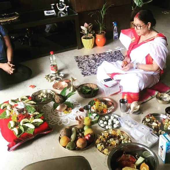 ビパシャ・バスーさんのインスタグラム写真 - (ビパシャ・バスーInstagram)「Ma Bipodtarini Pujo🙏Countless years my mom and dad perform this puja for all of us. Missing being with Ma & Papa today❤️ Thank you Ma & Papa for your prayers and blessings always. So grateful 🙏❤️」6月27日 16時02分 - bipashabasu